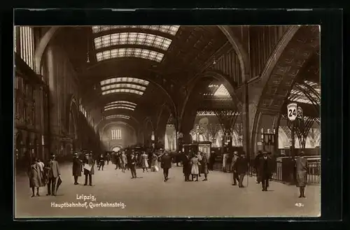 AK Leipzig, Hauptbahnhof, Passanten auf dem Querbahnsteig