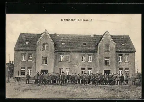 AK Altengrabow, Mannschafts-Baracke mit Soldaten