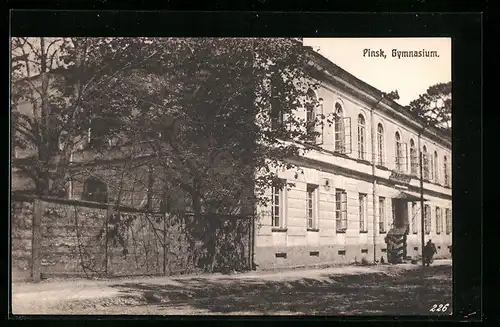 AK Pinsk, Gymnasium mit Wachhäuschen und Mauer zum Hof