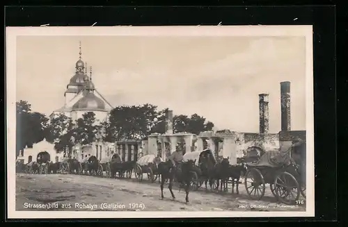 AK Rohatyn /Galizien, Durchziehende Soldaten mit Kirche und Ruinen, 1914