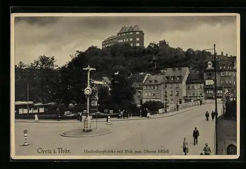 AK Greiz i. Thür., Hindenburgbrücke mit Blick zum Oberen Schloss