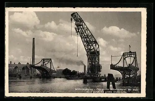 AK Wilhelmshaven, Schwimmkran fährt durch die Drehbrücke