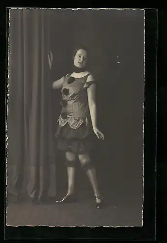 Foto-AK Junge Dame im Faschingskostüm an einem Theatervorhang
