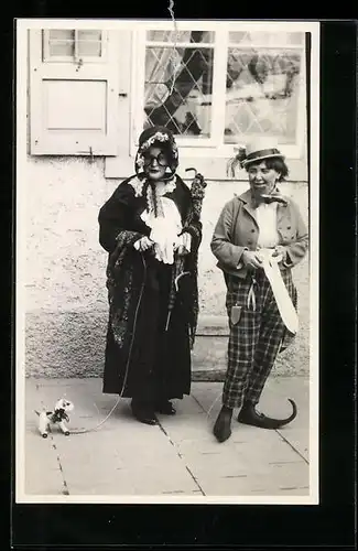 Foto-AK Zwei verkleidete Damen unter einem Fenster, Fastnacht 1937