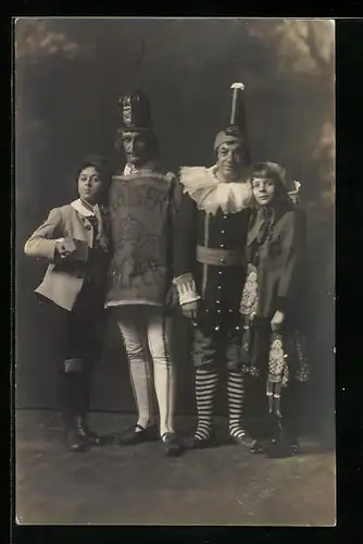 Foto-AK Zwei verkleidete Paare im Fasching