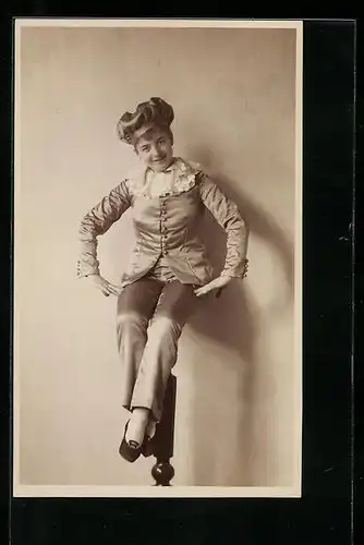 Foto-AK Junge Dame im Faschingsanzug