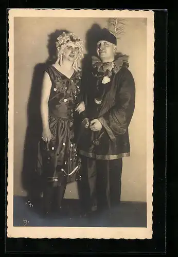 Foto-AK Paar im Faschingskostüm, 1927
