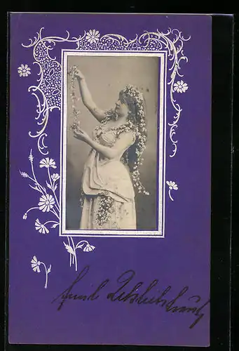 Foto-Collage-AK Junge Dame mit Blumengirlanden, Florale Ornamente