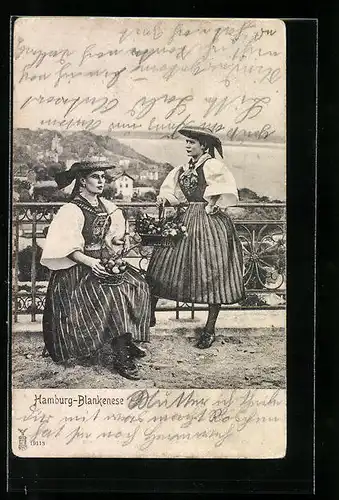 AK Hamburg-Blankenese, Zwei Vierländerinnen in Tracht bieten Obst feil