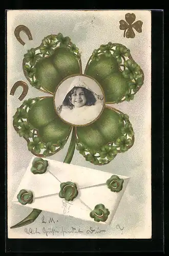 Foto-Collage-AK Lachendes Kind mit Zeitungshut im Glücksklee-Rahmen, Brief mit Hufeisen-Siegeln