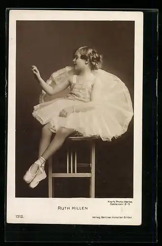 AK Tänzerin Ruth Hillen im Ballettkleid auf einem Stuhl