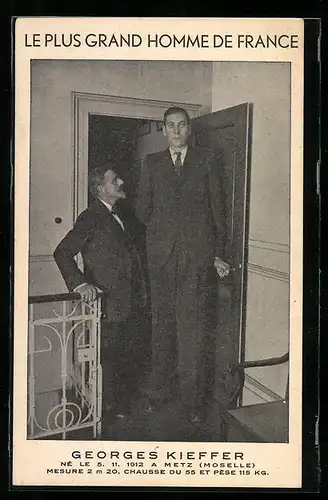 AK Riese Georges Kieffer mit Begleiter vor einem Türrahmen