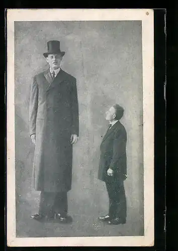 AK Riese van Albert mit Zylinder neben einem kleineren Mann