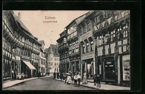 AK Einbeck, Strasse Langebrücke mit Passanten