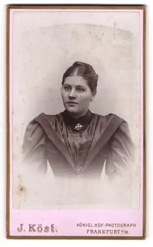 Fotografie J. Köst, Frankfurt a. M., Schäfergasse 17, Junge Dame im Kleid mit Kragenbrosche