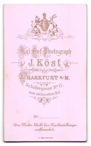 Fotografie J. Köst, Frankfurt a. M., Schäfergasse 17, Junge Dame im Kleid mit Kragenbrosche