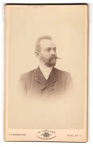 Fotografie M. Möller, Flensburg, Holm 1, Elegant gekleideter Herr mit Vollbart