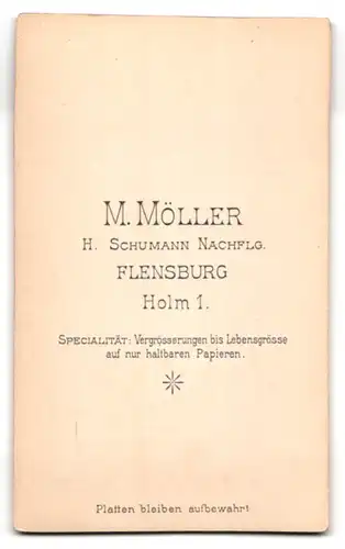 Fotografie M. Möller, Flensburg, Holm 1, Elegant gekleideter Herr mit Vollbart