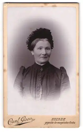 Fotografie Carl Goos, Hoerde, Ältere Dame mit Haube und Kragenbrosche