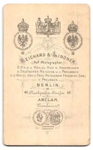 Fotografie Reichard & Lindner, Berlin, Markgrafen-Str. 40, Elegant gekleideter Herr mit Zwirbelbart