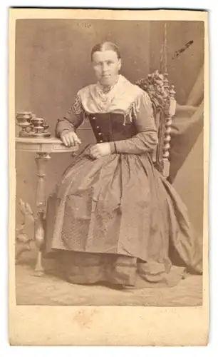 Fotografie Chr. Verra, Rosenheim, Zimmerstr. 209 1 /5, Bürgerliche Dame sitzt am Tisch