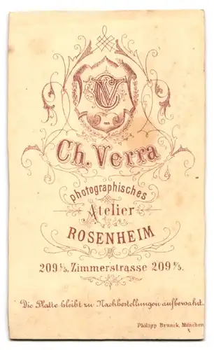 Fotografie Chr. Verra, Rosenheim, Zimmerstr. 209 1 /5, Bürgerliche Dame sitzt am Tisch