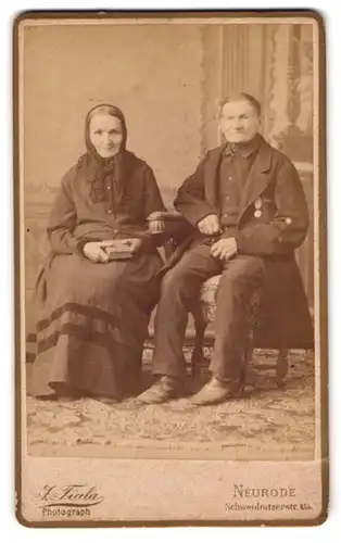 Fotografie J. Fiala, Neurode, Schweidnitzerstr. 455, Älteres Paar in schlichter Kleidung