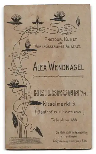 Fotografie Alex. Wandnagel, Heilbronn a. N., Kieselmarkt 6, Junge Dame in modischer Kleidung