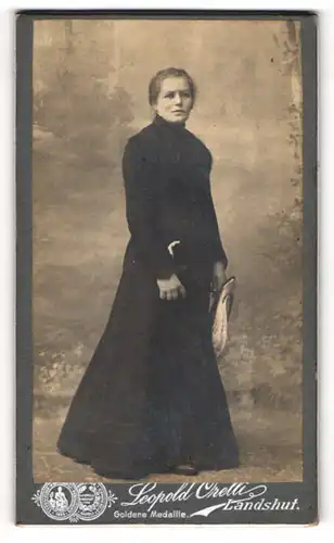 Fotografie Leopold Orelli, Landshut, Maximilianstr. 1, Hübsche Dame im schwarzen Kleid