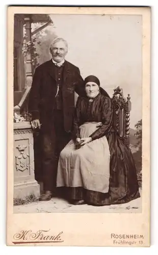 Fotografie K. Frank, Rosenheim, Frühlingstr. 13, Älteres Paar in zeitgenössischer Kleidung