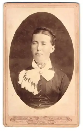 Fotografie Eduard Helmstetter, Rosenheim, Heiligegeist-Str. 225, Junge Dame im Kleid mit Kragenbrosche