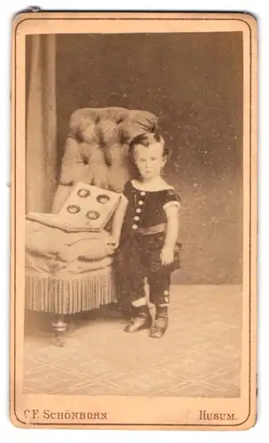 Fotografie C. F. Schönborn, Husum, Kleines Kind in modischer Kleidung