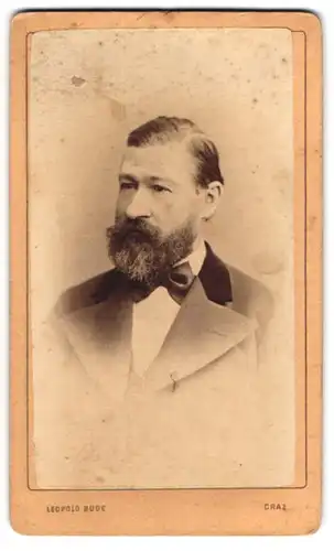 Fotografie Leopold Bude, Graz, Elegant gekleideter Herr mit Vollbart