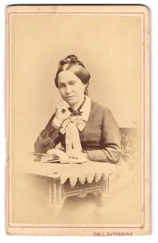 Fotografie Emil Rabending, Wien-Wieden, Favoritenstr. 3, Bürgerliche Dame mit Buch am Tisch