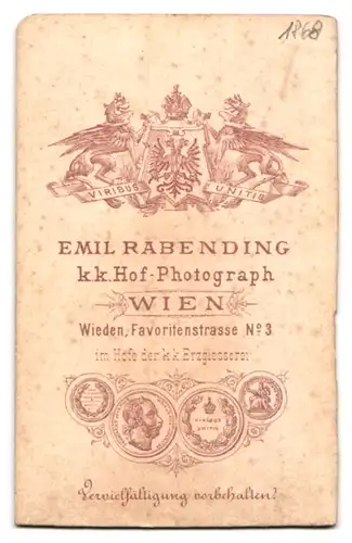 Fotografie Emil Rabending, Wien-Wieden, Favoritenstr. 3, Bürgerliche Dame mit Buch am Tisch