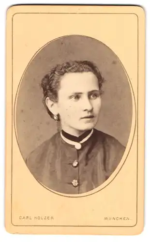 Fotografie Carl Holzer, München, Junge Dame mit Medaillon