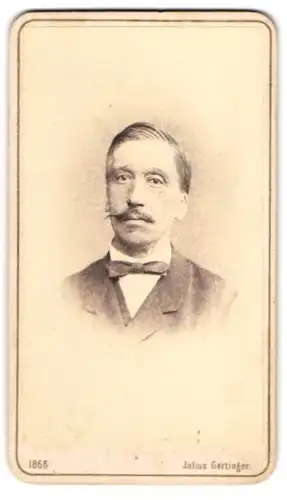 Fotografie Julius Gerlinger, Wien, Margarethenstr. 28, Elegant gekleideter Herr mit Schnauzbart