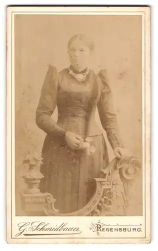 Fotografie G. Schmidbauer, Regensburg, Marschall-Str. C. 51, Junge Dame in zeigenössischer Kleidung