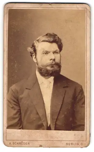 Fotografie A. Schröder, Berlin, Grosse Frankfurter-Str. 117, Elegant gekleideter Herr mit Vollbart
