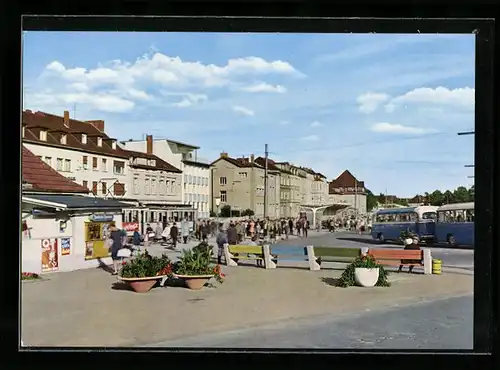 AK Siegburg, Passanten in der Wilhelmstrasse mit Bus-Bahnhof