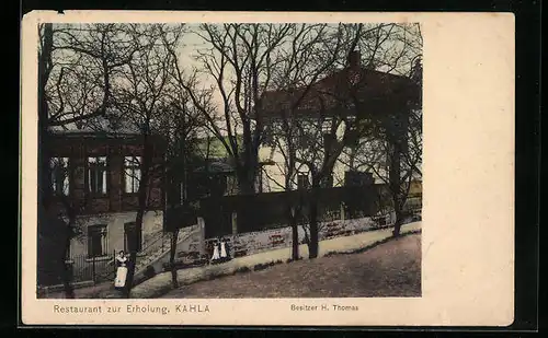 AK Kahla, Restaurant zur Erholung H. Thomas mit Nebengebäude und Pavillon, Strassenansicht