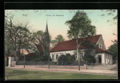 AK Berlin-Britz, Pfarrhaus mit Strasse und Blick auf Kirche