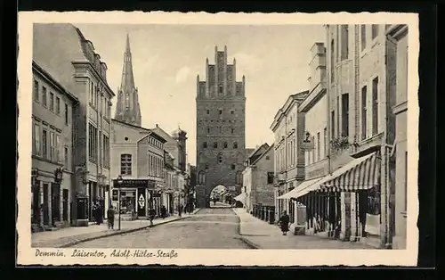 AK Demmin, Luisentor in der Strasse, mit Kirche