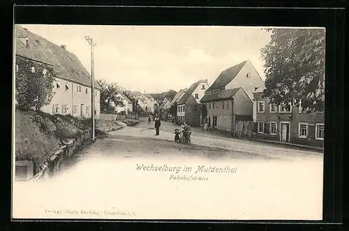 AK Wechselburg /Muldenthal, Bahnhofstrasse mit Passanten