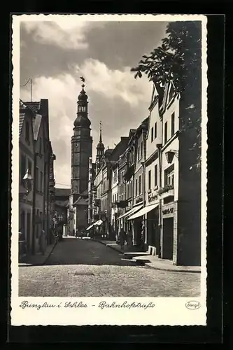 AK Bunzlau i. Schles., Bahnhofstrasse mit Geschäften