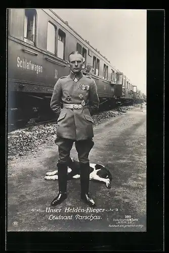 Foto-AK Sanke Nr. 380: Helden-Flieger Leutnant Parschau in Uniform vor einem stehenden Zug