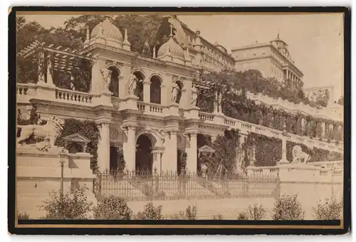 Fotografie Fotograf unbeakannt, Ansicht Budapest, Partie an der königlichen Burg mit Kiosk