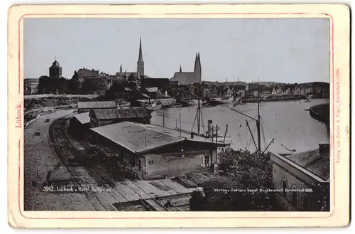 Fotografie Zedler & Vogel, Darmstadt, Ansicht Lübeck, Eisenbahn Güterhafen mit Blick nach der Stadt