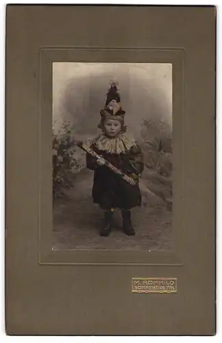 Fotografie M. Römhild, Sonneberg i. Th., niedliches kleines Mädchen als Harklekin / Clown im Kostüm zum Fasching