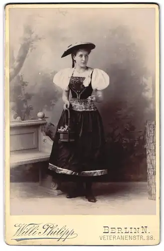 Fotografie Willi Philipp, Berlin, Veteranenstr. 28, junge Dame Gertrud Reiss im Trachtenkostüm mit Blumenkorb, 1897